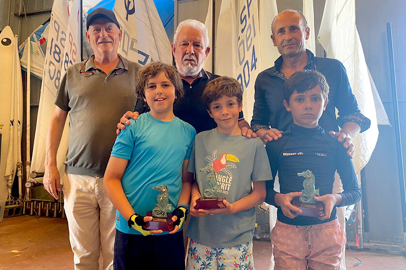 A la entrega de premios asistió Luís Vázquez, Delegado de Gadis en Riveira, acompañado por el presidente del Náutico de Riveira, José Luís Torres Colomer, y su Tesorero, Justo Arevalillo.