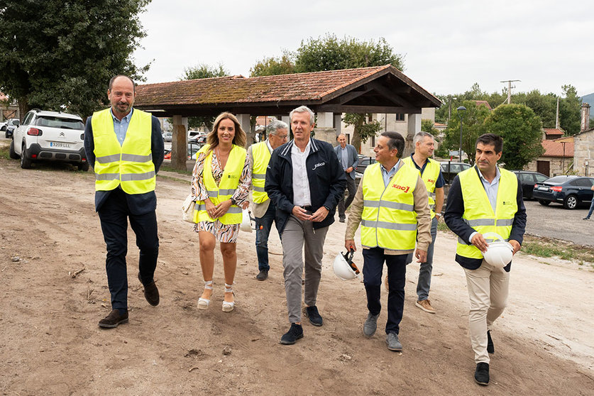 El presidente de la Xunta visitó los trabajos de construcción del nuevo albergue de Piñor.