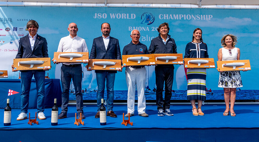 Autoridades de la presentación del Mundial J80 Baiona 2023. CLARA GIRALDO.