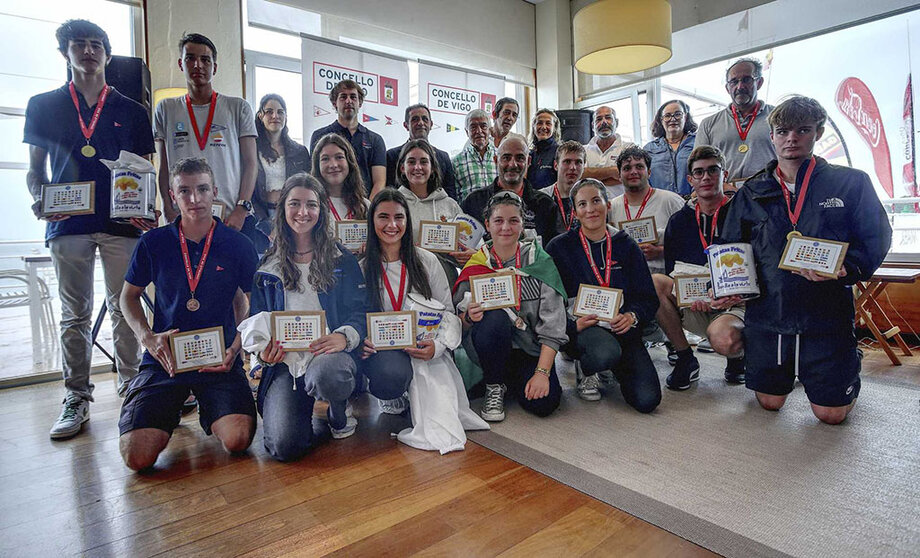 Los premiados en ILCA 4-4F-6-6F-7 con autoridades y organizadores. PEDRO SEOANE.