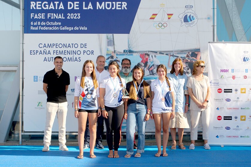 El equipo del Real Club Náutico de Vigo, bronce en la Regata de la Mujer. © RFGV.