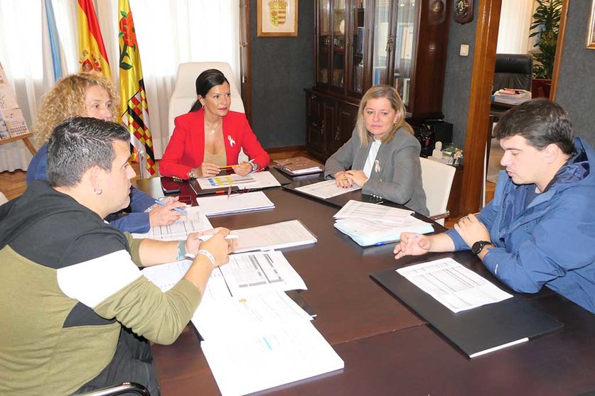 O documento marca o inicio da nova lexislatura e a alcaldesa, Nidia Arévalo, presentouno onte xunto cos concelleiros Feli Rodríguez e Leo Costas.