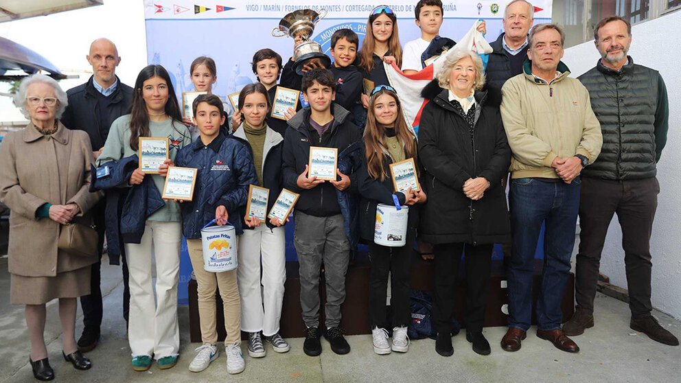 Imagen premiados con autoridades Meeting Gadis-Semana Abanca. PEDRO SEOANE.