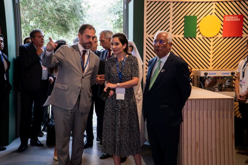 Primeiro-ministro António Costa na COP28, com o ministro do Ambiente e Ação Climática, Duarte Cordeiro, e a secretária de Estado da Energia e Clima, Ana Fontoura Gouveia.