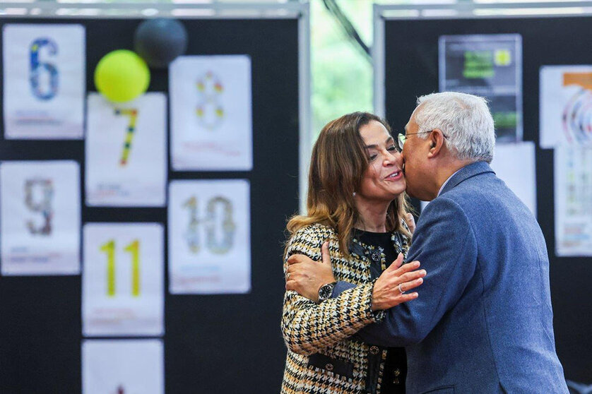 Primeiro-Ministro António Costa cumprimenta a presidente da Associação Nacional dos Municípios, Luísa Salgueiro, no lançamento de programa recuperação de escolas, Amadora.