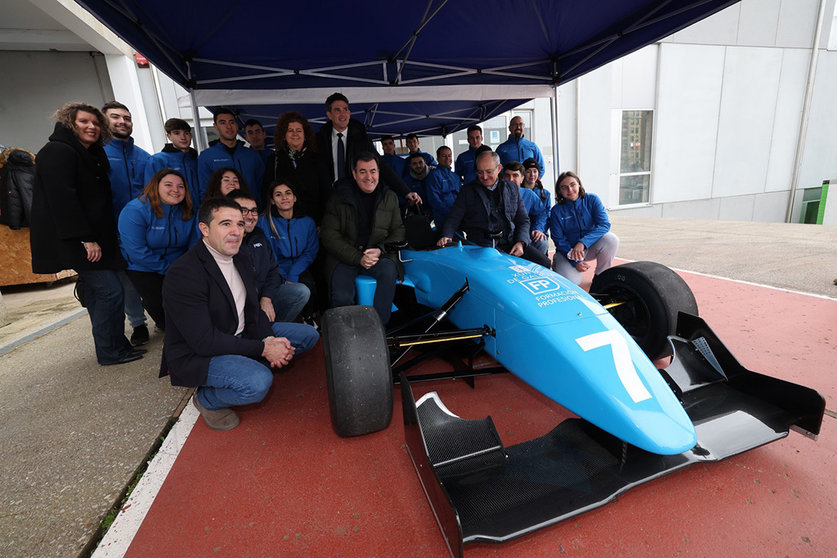 El conselleiro de Educación hizo esta valoración en una visita al CIFP As Mercedes, de Lugo, para conocer un monoplaza de Fórmula 3 preparado por el alumnado.