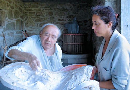 Alfonso vaciando un busto con su hija María Aurora.