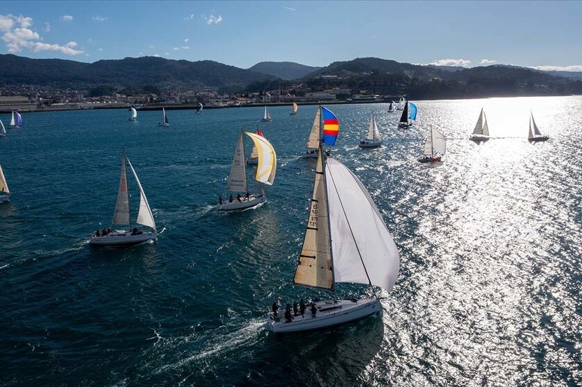 La Regata Interclubes Ría de Pontevedra cumple diez años en plena forma.