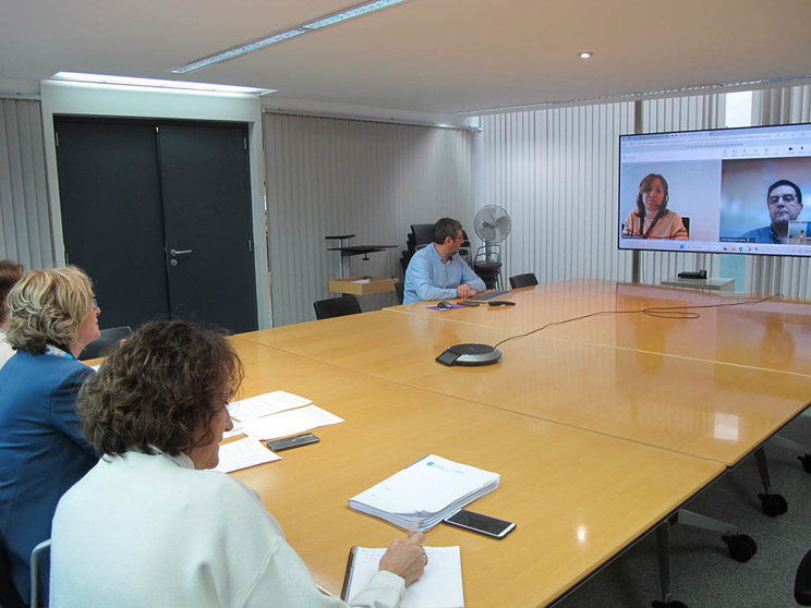 La directora general de Planificación y Reforma Sanitaria de la Consellería de Sanidad, Sofía López Linares, comparte con la Dirección de atención integrada social y sanitaria de Cataluña las iniciativas gallegas que se están desarrollando.