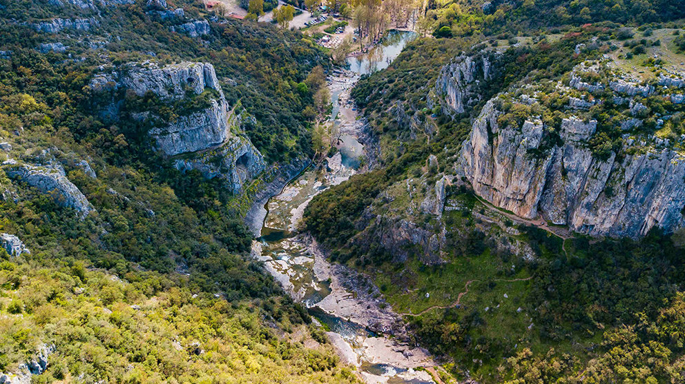 Das majestosas montanhas aos pitorescos vales e impressionantes costas, cada trilha revela uma nova faceta da beleza natural da Türkiye.