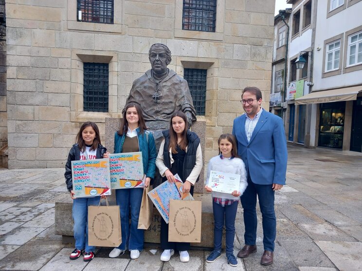 Os premiados com o vice-presidente da Câmara, Paulo Barreiro.