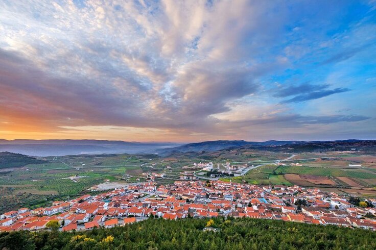 Capital do Azeite, no coração da Terra Quente Transmontana, a Sul do Distrito de Bragança, Vila Flor conta com cerca de 7 mil habitantes, distribuídos por 14 freguesias, numa área total de 272 Km2.