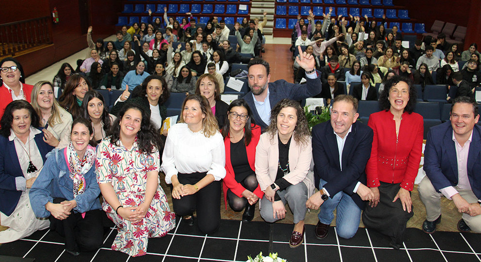 As profesoras e profesores, xunto con algúns relatores. Ao fondo, os alumnos e alumnas no auditorio José Gil de As Neves.