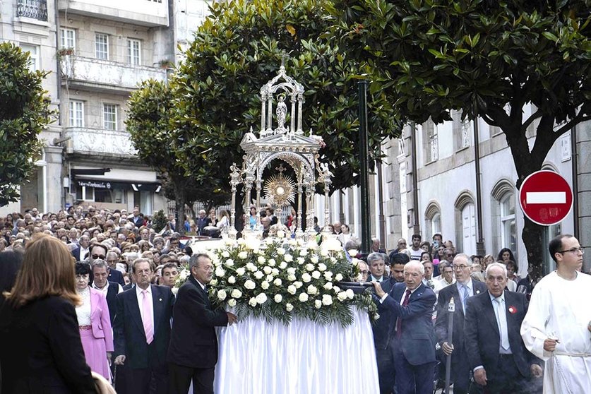 El obispo de Tui-Vigo, Luis Quinteiro, presidió la eucaristía en la concatedral-basílica de Santa María, seguida de procesión por las calles de la ciudad olívica.