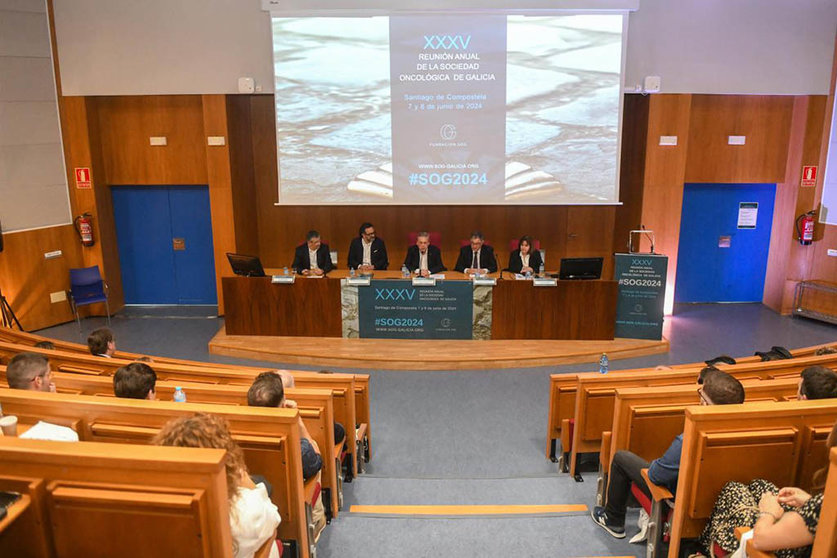 El aulario del Edificio Novoa Santos acogió la XXXV Reunión anual de la Sociedad Oncológica de Galicia