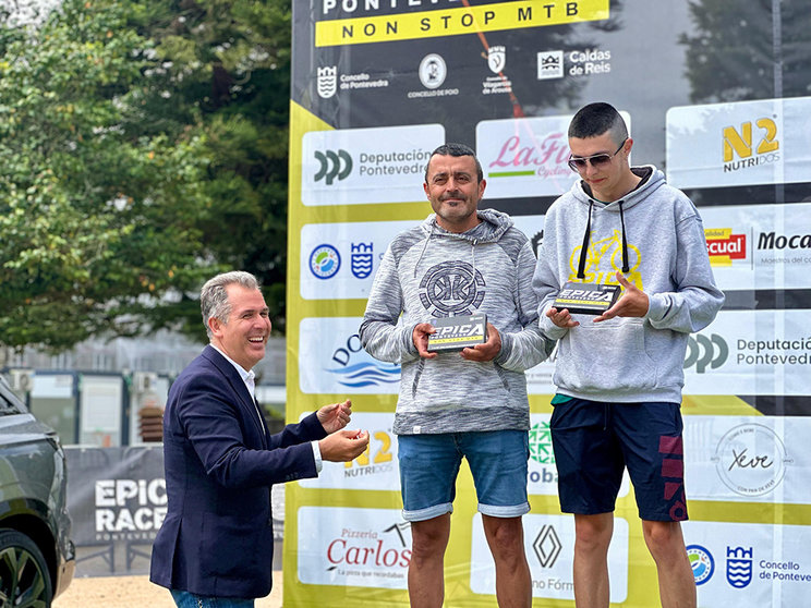 O vicepresidente da Deputación, Rafa Domínguez, fixo entrega de trofeos aos gañadores da VIII Epic Race Pontevedra.