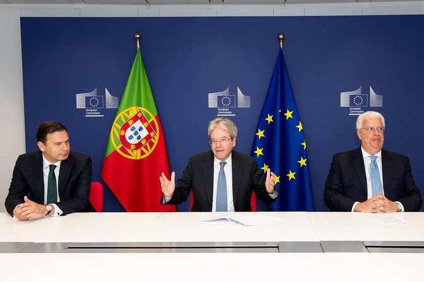 Primeiro-Ministro Luis Montenegro, Comissário Paolo Gentiloni, e Ministro da Economia Pedro Reis, na assinatura do acordo entre a Comissão Europeia e o Banco Português de Fomento, Bruxelas.