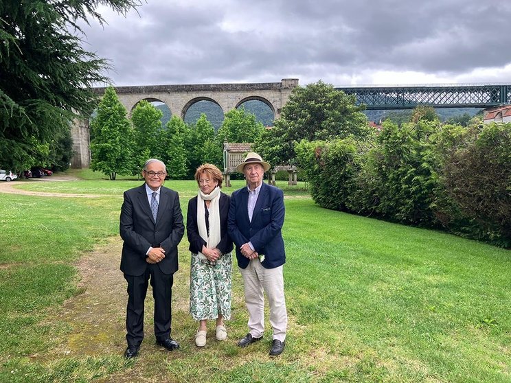 Alberto Barciela, Alejandrina Regojo y Peridis.