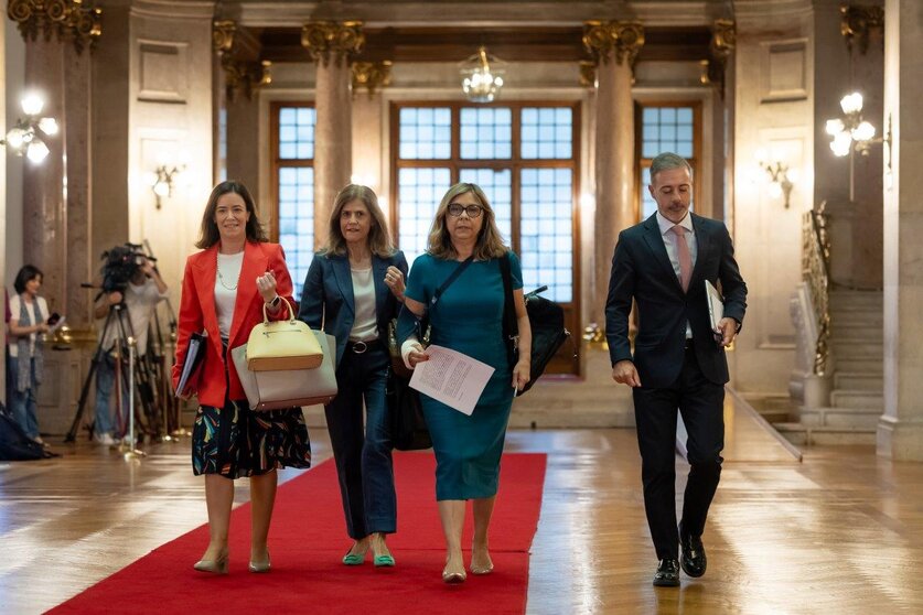 Ministros dos Assuntos Parlamentares, Pedro Duarte, e da Saúde, Ana Paula Martins, e Secretárias de Estado Ana Povo e Cristina Vaz Tomé a caminho do plenário da Assembleia da República.