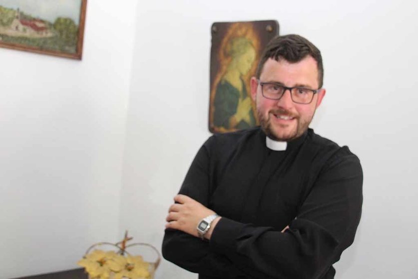 Don Sergio Gómez, párroco de Salvaterra, cumple nueve años de sacerdocio.