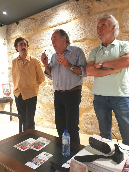 Beny Fernández, con los artistas durante la presentación de la exposición.