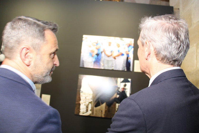 El presidente de la Xunta, Alfonso Rueda, estuvo en la inauguración de la exposición en Santiago.