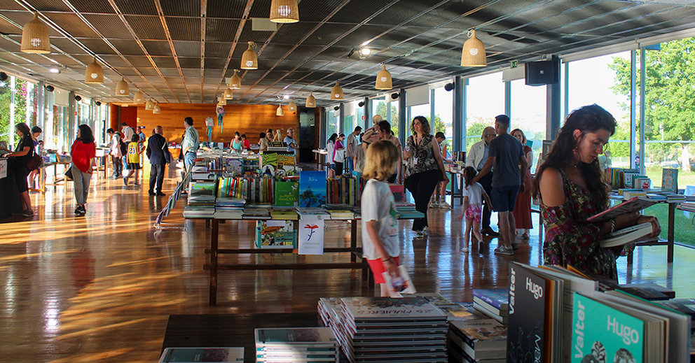 Literatura, arte e música se unem na XVIII Feira do Livro de Ponte de Lima.