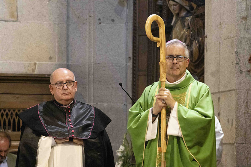 Mons. Antonio Valín Valdés, recientemente ordenado obispo, preside su primera misa episcopal en la concatedral de Vigo.