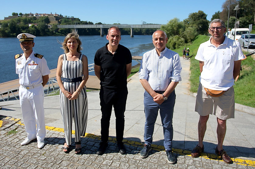 El alcalde de Tui, Enrique Cabaleiro; la diputada provincial de Turismo, María Nava Castro; el segundo de la Comandancia Naval del Miño, Carlos López; el jefe del Servicio Provincial de Deportes de la Xunta de Galicia, Daniel Benavides; y el representante de la Real Federación Gallega de Motonáutica, Carlos Estévez.