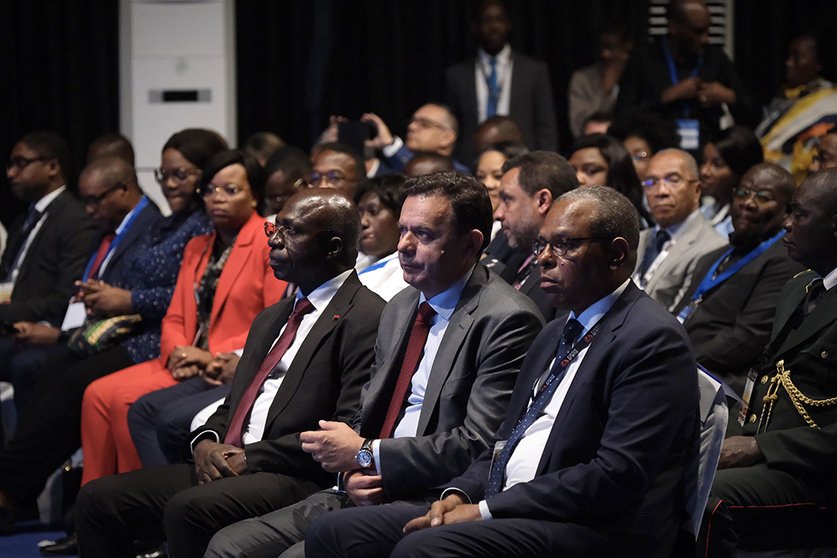 Primeiro-Ministro Luís Montenegro com os Ministros angolanos das Relações Exteriores, Téte António, e da Indústria e Comércio, Rui Miguéns de Oliveira, no Fórum Económico Angola-Portugal, Luanda.