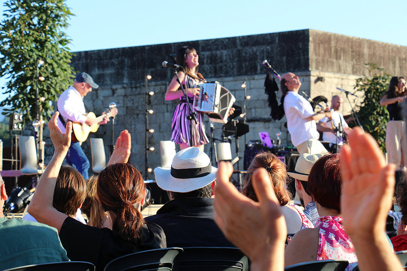 Núñez y sus músicos en plena actuación en el Castelo de Salvaterra.