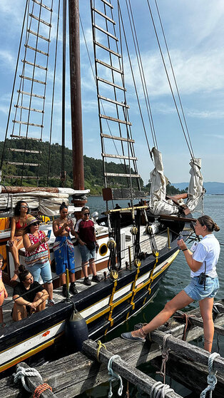 De la tarima a las bateas: los artistas de Sinsal se mojan en la ría. Visita Ría de Vigo con Sinsal 2024