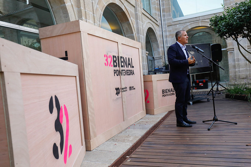 Rafa Dominguez, presenta  a imaxe  para a Bienal de Arte de Pontevedra.