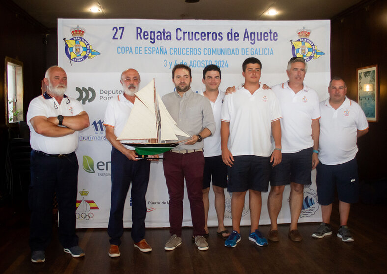 'Mirfak', vencedor en la Clase Concello de Marín Regata, recibe su premio de manos del Concelleiro Antonio Caiña .