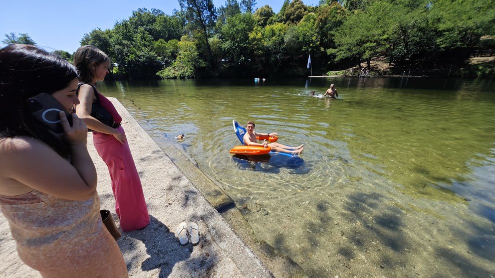 Silla anfibia diseñada para facilitar el desplazamiento sobre la arena y la flotación en el agua.