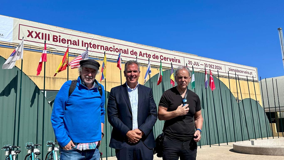 El Vicepresidente de la Diputación Provincial de Pontevedra, Rafa Domínguez, junto con el Comisario Antón Castro y el Subcomisario Antón Sobral de la Bienal de Arte de Pontevedra.