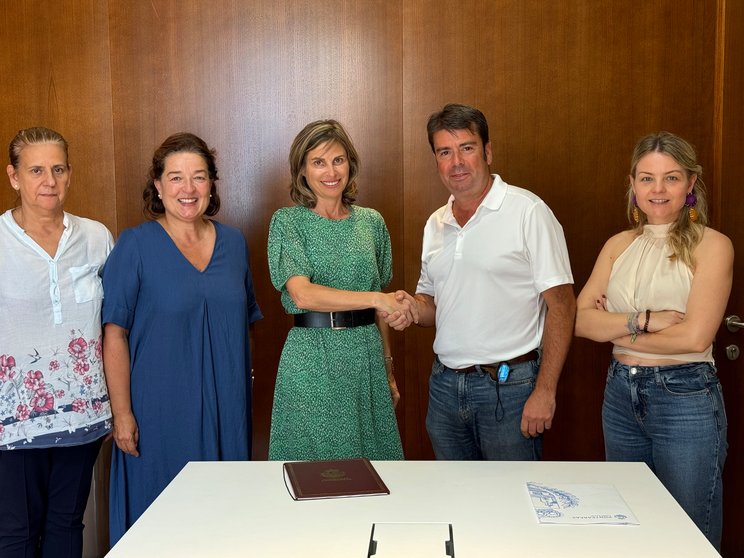 La alcaldesa, Nava Castro, con otros integrantes del programa.