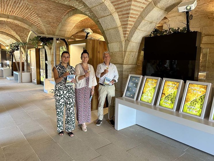 A alcaldesa do Concello de Salvaterra de Miño, Marta Valcárcel, o Presidente Gran Mestre da Cofradía do Viño do Condado do Tea e Espumosos, Antonio Alén, e a Concelleira de Cultura, Lorena Soto.