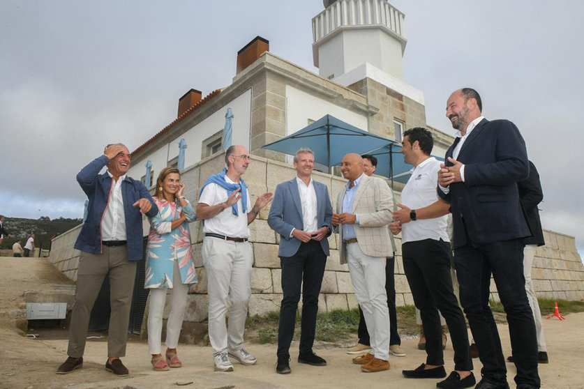 El presidente del Gobierno gallego participó en el acto de inauguración de la rehabilitación del faro primitivo del Cabo Silleiro.