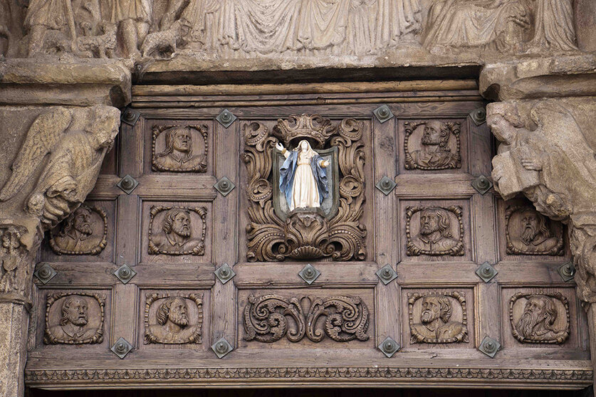 Imagen de la asunción de la virgen María en la puerta exterior de la catedral de Tui.