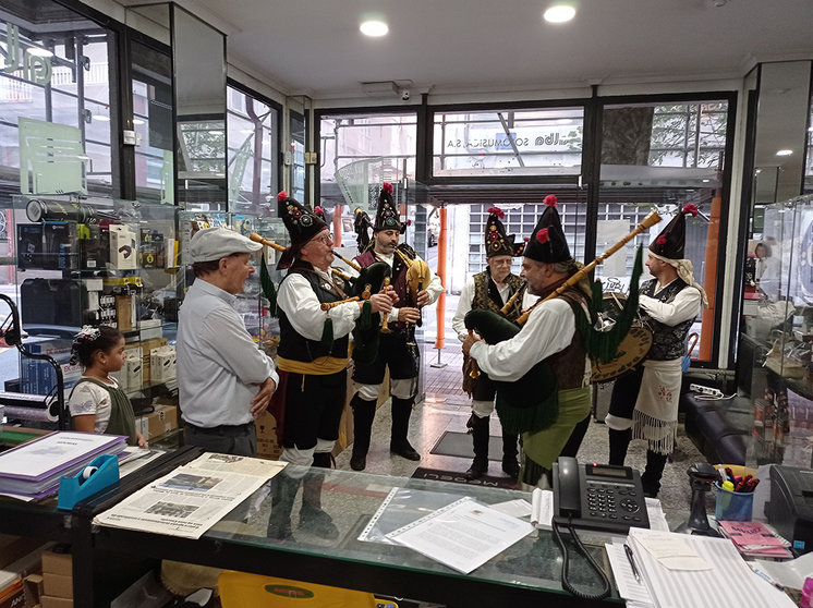 Los gaiteros Carlos Peso, Julio González, José Luis Aboal, el tambor Dioniso Aboal y el bombo Anxo Aboal, sorprendieron a otro icono de la música de Pontevedra, Aladino Barros Doporto.