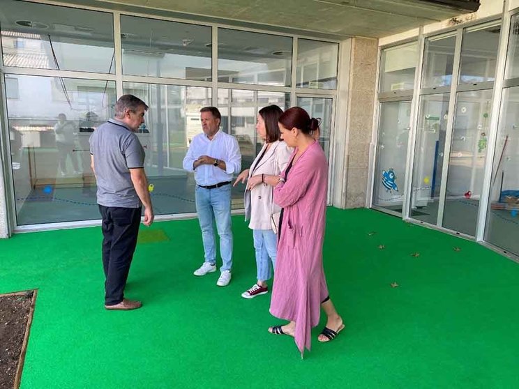 El gerente del Consorcio Galego de Servizos de Igualdade e Benestar visitó esta mañana el centro acompañado por la alcaldesa de la localidad.