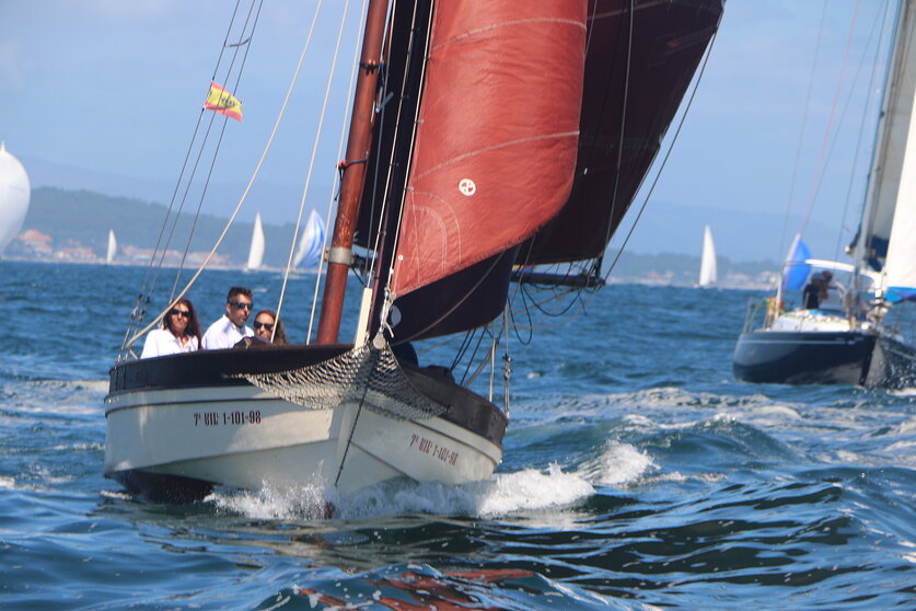 O Grove se convierte en el escenario de una espectacular regata de barcos clásicos.