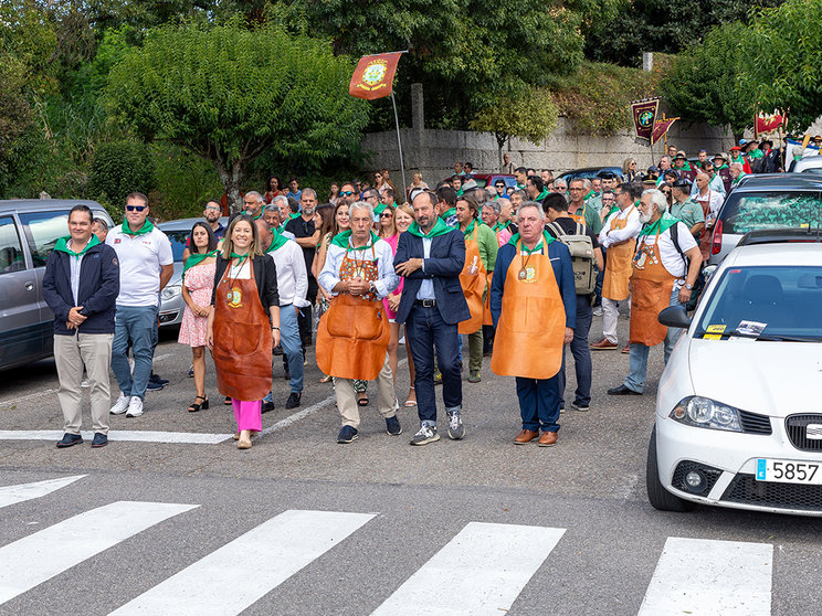 Tradicional desfile de cofradías desde la Casa del Concello hasta el recinto amurallado de Salvaterra.