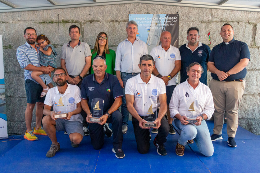 Los patrones de los cuatro barcos ganadores delante de las autoridades y colaboradores. ©CLARA GIRALDO.