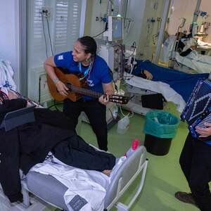 A través de microconciertos, el poder terapéutico de la música, mejorando la calidad de vida de  personas en hospitales y residencias de España.