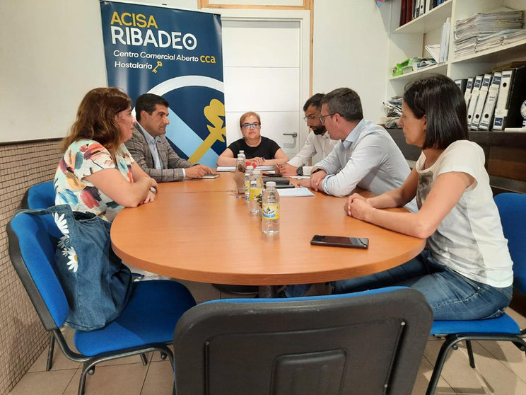 El director xeral de Comercio e Consumo, Gabriel Alén, se reunió hace unos días con la Asociación de comerciantes industriais, servizos e autónomos (Acisa) de Ribadeo, junto con el alcalde y otros representantes municipales.