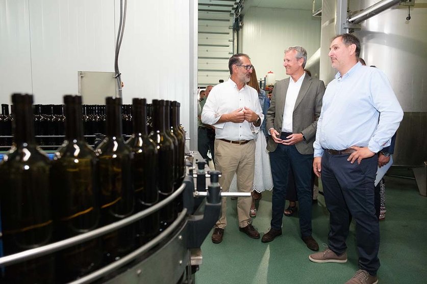 O presidente da Xunta, Alfonso Rueda, acompañado da conselleira de Medio Rural, María José Gómez, visita a bodega As Laxas. Arbo (Pontevedra).