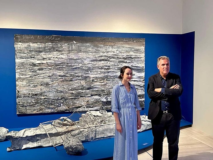 El vicepresidente de la Diputación de Pontevedra, Rafa Domínguez, recibió este martes en el Edificio Castelao del Museo de Pontevedra a la artista local Andrea Davila Rubio, quien ha sido seleccionada para una prestigiosa residencia internacional de investigación artística o curatorial.