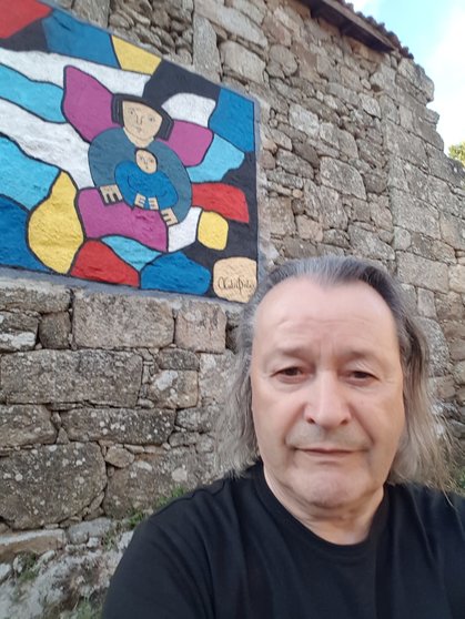 Xulio Fontes, ante un dos murales en Forxans.